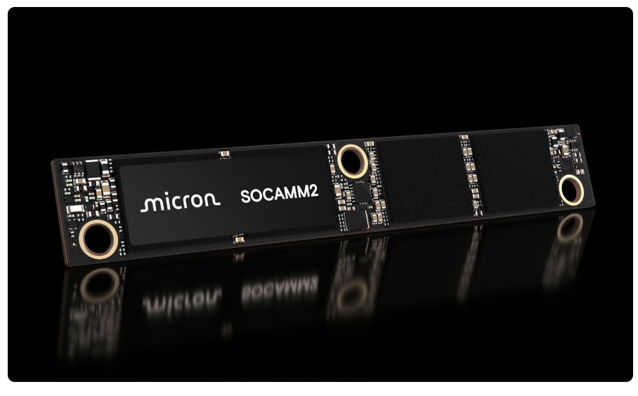 마이크론의 차세대 서버용 저전력 메모리 모듈 SOCAMM2 외형. 기존 규격 대비 슬림해진 직사각형 디자인과 서버 메인보드 장착 슬롯 구조를 보여주는 제품 사진