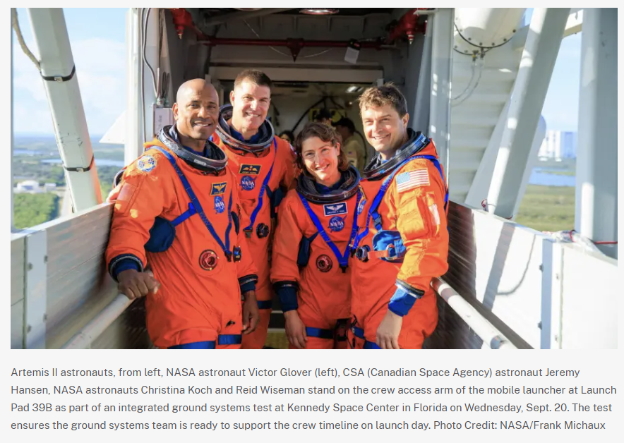 아르테미스 2호(Artemis II) 유인 달 탐사 임무를 수행할 4명의 우주비행사가 주황색 ‘오리온 선내복(Orion Crew Survival System)’을 입고 나란히 서 있는 공식 사진.