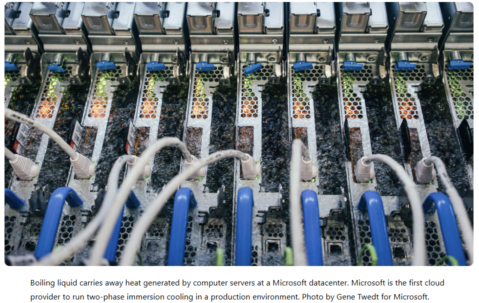  마이크로소프트 데이터센터 내부에서 2상 액침 냉각 시스템을 통해 보글보글 끓는 특수 냉각유 속에 잠겨 열을 식히고 있는 서버 하드웨어 모습.